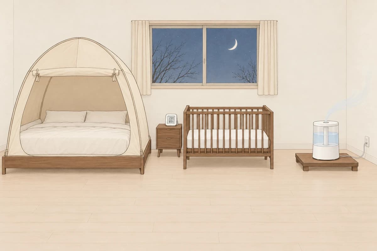 겨울 밤 안방, 어른 침대 위에 문을 반쯤 걷어 올린 빈 난방 텐트가 쳐져 있고(안에 어른 침구만), 그 옆으로 조금 떨어진 안쪽 벽에 따로 둔 빈 아기 침대에는 꼭 맞는 시트만 깔려 있으며, 아기 침대 머리 쪽 협탁의 온습도 센서가 23℃, 65%를 가리키고, 아기 침대 발치 쪽 낮은 원목 받침 위 가습기가 텐트도 아기 침대도 아닌 오른쪽 빈 벽 쪽으로 옅은 분무를 내는 그림