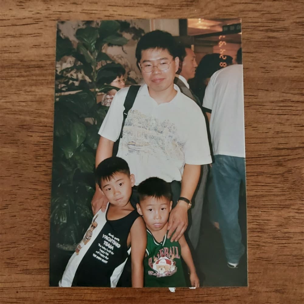 두 아들과 함께 시간을 보내는 아버지의 오래된 가족사진