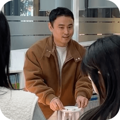고객들에게 브링더홈 가습기를 설명하는 김기원 총괄매니저